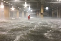 Phóng viên Mỹ đứng giữa dòng nước cuồn cuộn đưa tin bão Nate