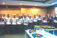 Lễ trao bằng khen cho thí sinh tham gia cuộc thi Tìm kiếm tài năng ẩm thực Hilton.