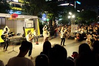 Hoạt động nghệ thuật đường phố cuối tuần thu hút đông người xem ở Nguyễn Huệ. Ảnh: Thiên Chương.