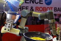 Robot chiên trứng, pha cà phê ra mắt tại Sài Gòn