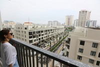 Khách hàng thưởng lãm view cảnh quan từ căn hộ chung cư của HD Mon City