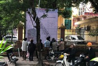 Người dân đang xem quy hoạch chỉ giới đỏ đường Vũ Trọng Phụng  mở rộng được treo ngày 17/10