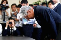 CEO Kobe Steel cúi đầu xin lỗi trong buổi họp báo ngày 13/10 tại Tokyo. Danh tiếng chất lượng xe hơi Nhật bị tổn hại nghiêm trọng. Ảnh: CNBC.
