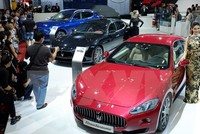 Khách tham quan tìm hiểu các mẫu xe tại VIMS 2016. (Ảnh: Thế Anh/TTXVN)