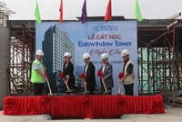 Đại diện chủ đầu tư, tổng thầu thi công, giám sát tiến hành nghi lễ cất nóc dự án Eurowindow Tower Nghệ An.