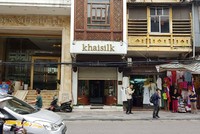 Cửa hàng Khaisilk bán hàng 'made in China' chiều 26/10. Ảnh: Hiếu Công.