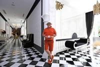 Ông trùm tơ lụa Hà Thành đang đối mặt với khủng hoảng niềm tin nghiêm trọng của khách hàng.