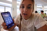 Brooke Amelia Peterson quay video bên trong nhà ăn của Apple.