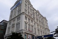 Bất động sản đầu tay của Tập đoàn Khaisilk tại TPHCM chính là khu tổ hợp thương mại và văn phòng Saigon Paragon được thiết kế độc đáo, tráng lệ với tổng diện tích đất là 6.000m2.