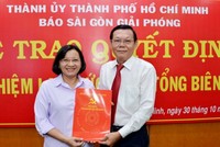 Đồng chí Thân Thị Thư, Ủy viên Ban Thường vụ Thành ủy, Trưởng Ban Tuyên giáo Thành ủy TPHCM trao quyết định bổ nhiệm lại chức danh Tổng Biên tập Báo SGGP đối với đồng chí Nguyễn Tấn Phong.