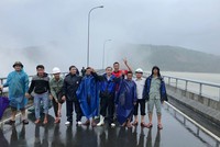 Người dân trên đập thủy điện Sông Tranh 2 vào sáng ngày 6/11/2017