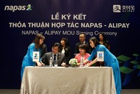 Ông Lê Quốc Hưng, Phó tổng giám đốc Phụ trách Điều hành Công ty Cổ phần Thanh toán Quốc gia Việt Nam và Bà Zhao Ying, Giám đốc Điều hành Công ty Ant Finacial Services ký kết thỏa thuận hợp tác.