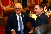 Thủ tướng và Bộ trưởng Thương mại - Du lịch - Đầu tư Australia tại phiên họp hôm qua. Ảnh: Reuters.