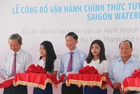 Lãnh đạo UBND TP HCM cắt băng khai trương tuyến buýt sông đầu tiên. Ảnh: Hữu Công
