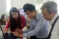 Người dân làm thủ tục cấp phép xây dựng tại UBND quận 1. Ảnh: Tuyết Nguyễn.