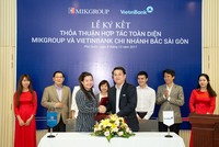 Bà Hoàng Thị Thu Hằng, Phó tổng giám đốc MIKGroup và ông Vũ Quôc Việt, Giám đốc Vietibank Chi nhánh Bắc Sài Gòn ký kết bản thỏa thuận hợp tác toàn diện
