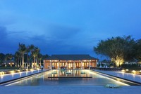 Hồ bơi và nhà hàng phong cách Đông Dương.