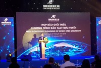 PGS. TS Vũ Hữu Đức, Phó hiệu Trưởng phụ trách Đại học Mở TP.HCM giới thiệu về chương trình đào tạo cử nhân trực tuyến. (ảnh G.H)