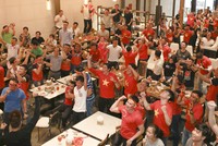 Quán bia kín chỗ ngồi ở trận bán kết giữa U23 Việt Nam và U23 Qatar. Ảnh: Đức Đồng.