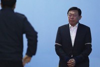 Ông Shin Dong-bin chuẩn bị lên xe bus của trại giam ngày 13/2. Ảnh: AP.