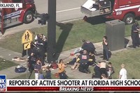 Các nạn nhân được cấp cứu ngay trên sân trường. (Ảnh: Fox News)