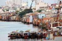 Một khu nhà ven kênh rạch quận 8, TP.HCM. Ảnh: Internet