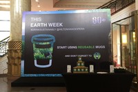 Khách sạn Hilton khuyến khích khách sử dụng cốc sứ thân thiện với môi trường và ống hút giấy