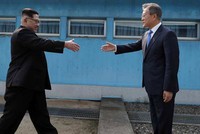 Lãnh đạo Triều Tiên và Hàn Quốc bắt tay ở đường phân giới tại khu phi quân sự. Ảnh: AFP.