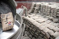Tăng sản lượng và tăng xuất khẩu, nhưng hiệu quả của ngành xi măng vẫn thấp. (Ảnh minh họa: KT)