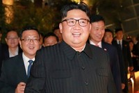 Lãnh đạo Triều Tiên Kim Jong-un tham quan các thắng cảnh của Singapore trong tối 11/6. Ảnh: KCNA.