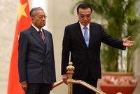 Thủ tướng Malaysia Mahathir Mohamad (trái) và Thủ tướng Trung Quốc Lý Khắc Cường tại lễ đón ở Bắc Kinh hôm 20/8. Ảnh: AFP.