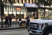 Nạn nhân thiệt mạng được đưa khỏi hiện trường vụ xả súng hôm 6/9. Ảnh: Reuters.