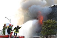 Lính cứu hoả tiếp cận dập lửa từ mặt tiền quán bar. Ảnh: Ngọc Trường.