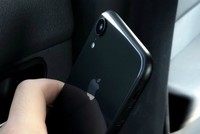 Khung viền iPhone Xc không bóng như ở iPhone X hay Xs, Xs Max sắp ra mắt. Ảnh: iphonesru