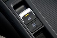 Chuyện gì xảy ra khi kéo phanh tay điện tử ở 190 km/h?