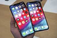 iPhone Xs (bên phải) không hấp dẫn người dùng bằng iPhone Xs Max (bên trái).