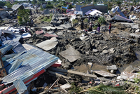 Cảnh tan hoang tại thành phố Palu sau trận động đất gây sóng thần hôm 28/9. Ảnh: Reuters.