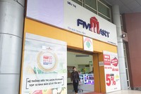 Các siêu thị Fivimart đã gỡ logo AEON (phía trên, bên trái) để chuẩn bị thay đổi theo nhận diện thương hiệu Vinmart. Ảnh: Minh Sơn.