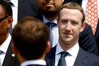 Mark Zuckerberg gặp tổng thống Pháp Emmanuel Macron tháng 5/2018. Ảnh: Reuters.