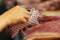 Người Trung Quốc có thể phải móc ví nhiều hơn cho các mặt hàng thiết yếu như thịt lợn, dầu ăn. Ảnh: Nikkei.