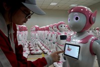 Công nhân Trung Quốc làm việc trong một nhà máy ở Giang Tô. Ảnh: Reuters.