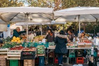 Người dân mua sắm tại một khu chợ ở Rome, Italy. Ảnh: Internet