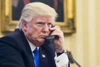 Ông Trump hôm nay tweet rằng ông dùng điện thoại bàn của Nhà Trắng nhiều hơn iPhone. Ảnh: Mashable.