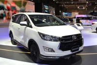 Toyota Innova 2.0 Venturer màu trắng ngọc trai tại triển lãm ôtô Việt Nam 2018. 
