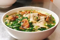 Bát bún đầy đặn cá và các loại rau. Ảnh: Holy.