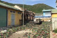 Kho chứa thuốc xịt côn trùng ngổn ngang sau vụ cháy. Ảnh: Thạch Thảo.