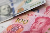 Đồng 100 USD của Mỹ và 100 NDT của Trung Quốc. Ảnh: AFP.