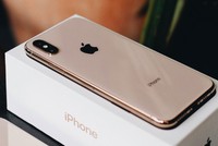 Bộ ba iPhone 2018 chính hãng ở Việt Nam có mã hiệu VN/A và là phiên bản hỗ trợ một sim vật lý và eSIM.