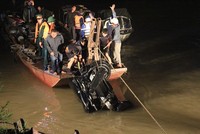 Chiếc ô tô gặp nạn được lực lượng chức năng đưa lên bờ
