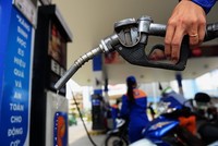 Đổ xăng tại một trạm ở TP HCM. Ảnh: Hữu Khoa.